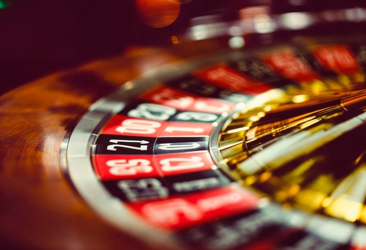 Langkah-langkah instalasi aplikasi slot303 di Android dengan tampilan pengaturan dan file APK